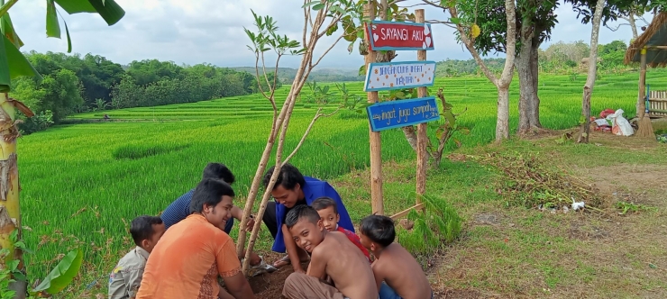 Penanaman pohon mahasiswa KKN UM  bersama anak-anak