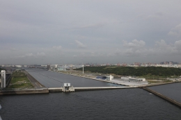 www.olympic.ca. Bendungan yang memisahkan jallur air Teluk Tokyo, dan membantu menjaga kedalaman sekitar 6 meter, supaya air mengalir sesuai dengan alam .....