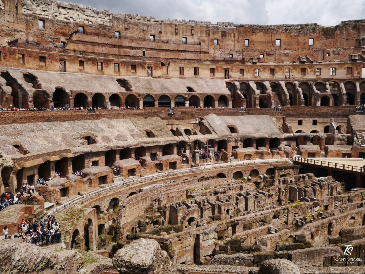 Tempat duduk berjenjang di Colosseum. Sumber: koleksi pribadi
