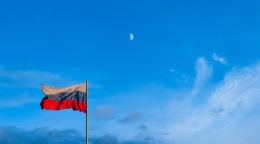 Bendera Russian (Foto oleh Sam Oxyak dari Unsplash)