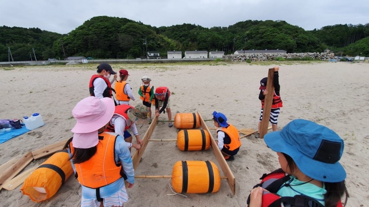 Ilustrasi anak-anak berkegiatan di pantai Matsushima, Jepang. (Dokumentasi pribadi)