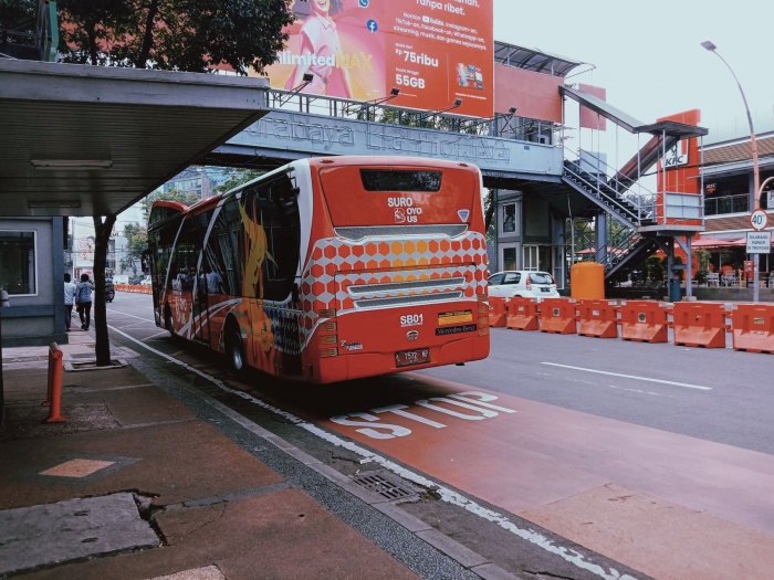 Bus berhenti di Halte Tunjungan Plaza. Dokumen Pribadi