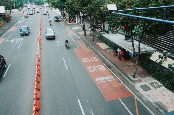 Penumpang menunggu Suroboyo Bus di halte. Dokumen Pribadi