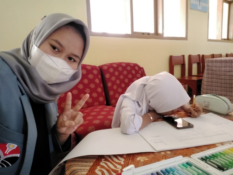 Tiara (Mahasiswa KKN UPI Cibiru) bersama Nabila saat melakukan bimbingan secara langsung| Dokpri