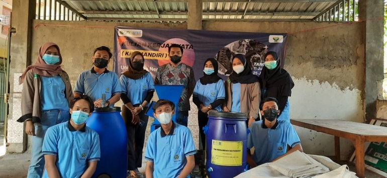 Tim Pengabdian KKN UM setelah pembuatan mesin pencacah dan percobaan pembuatan komposter untuk pemanfaatan limbah rumah tangga dan kotoran hewan
