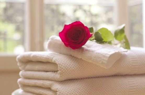Kain sprei, sarung bantal, selimut besar, handuk, harus putih bersih (ilustrasi Pixabay)