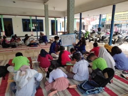 Peserta KKN UM Banjarejo sedang memberikan materi bimbel kepada siswa-siswi SDN 1 Banjarejo