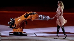 Robot KUKA selama Upacara Pembukaan Paralimpiade Rio tahun 2016. | bbc.com