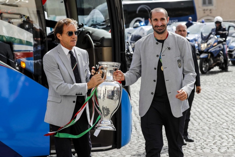 Roberto Mancini dan Chiellini memegang trofi Euro (Foto Football Italia) 