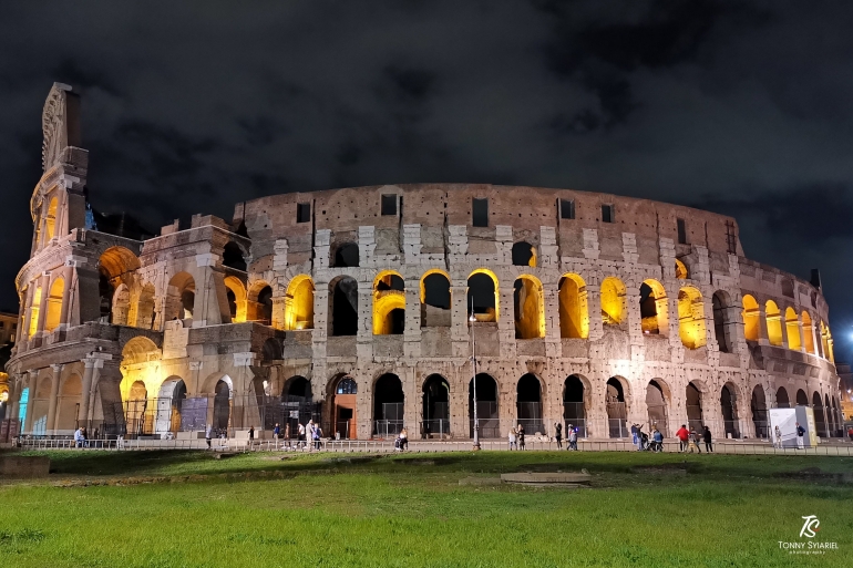 Colosseum dibidik dari sisi berbeda. Sumber: koleksi pribadi