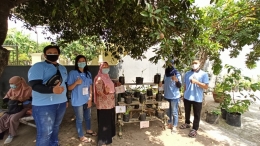 Pengurus Polindes beserta Mahasiswa KKN Universitas Negeri Malang dalam penyerahan Taman Mini Toga