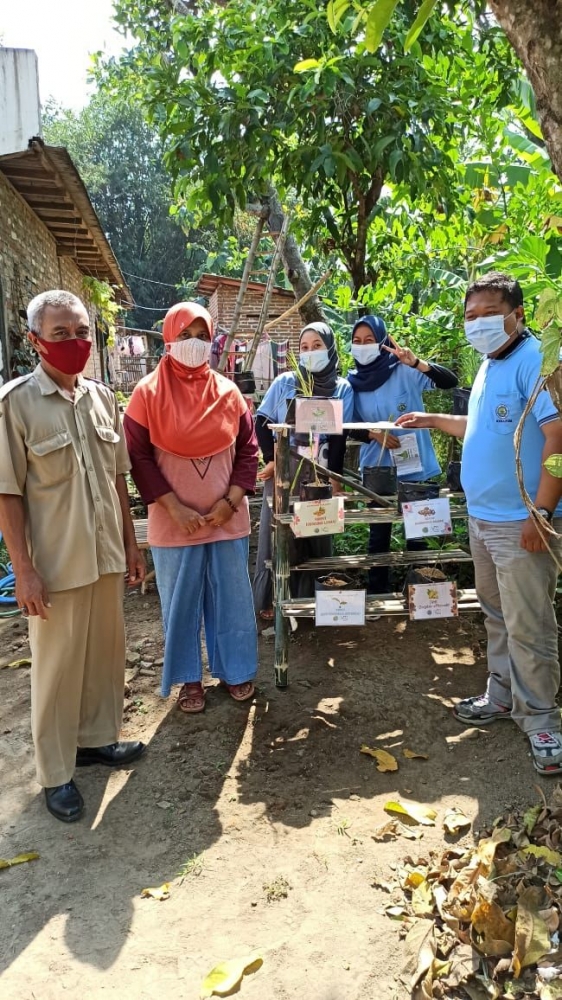 Kepala Dusun Juwet beserta Peserta KKN Universitas Negeri Malang dalam penyerahan Taman Mini Toga