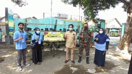 Kepala Desa Juwet, Babinsa, dan Peserta KKN Universitas Negeri Malang dalam penyerahan Taman Mini Toga