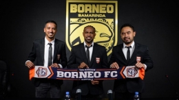 Boaz Solossa dan pihak manajemen Borneo FC. Sumber gambar ; indosport.com