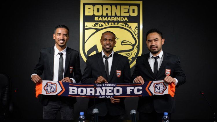 Boaz Solossa dan pihak manajemen Borneo FC. Sumber gambar ; indosport.com