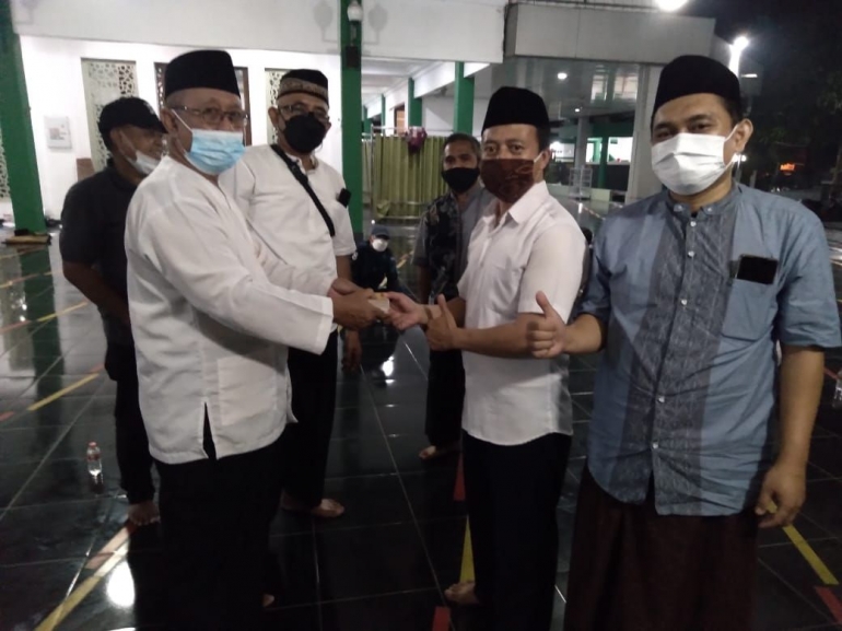 DKM Daarul Ihsan menyerahkan secara simbolis kupon daging hewan kurban 2021 di Masjid Daarul Ihsan (19/7)