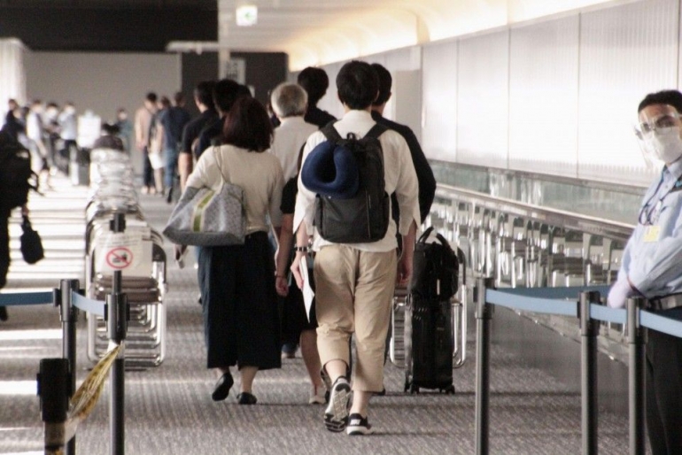 Eksodus WN Jepang dan keluarga tiba di Bandara Narita setelah meninggalkan Indonesia (sumber: Kyodonews.net)