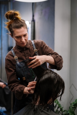 Ilustrasi perempuan pemotong/pemangkas rambut. Sumber: Pexels/Cottonbro
