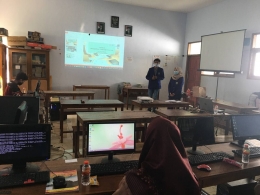 Pemberian materi dilakukan oleh mahasiswa KKN UM dengan mengunakan proyektor (Dokpri)