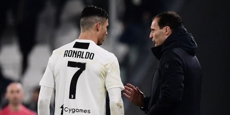 Massimiliano Allegri sedang berbicara dengan Cristiano Ronaldo (MARCO BERTORELLO / AFP) via Kompas.com