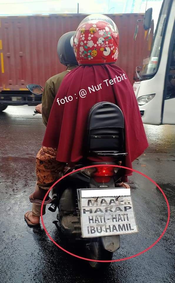 Ini ojek motor yang penuh hati-hati membawa penumpang di jalan (foto Nur Terbit)