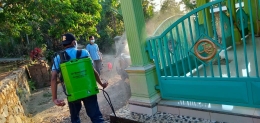 Penyemprotan Disinfektan di salah satu masjid oleh mahasiswa KKN UM/dokpri