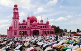 Umat muslim merayakan Salat Id di Masjid Pink, Maguindanao, Wilayah Otonomi Khusus Muslim Bangsamoro. https://www.thesummitexpress.com