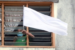 Warga Malaysia kibarkan bendera putih. foto the straits times