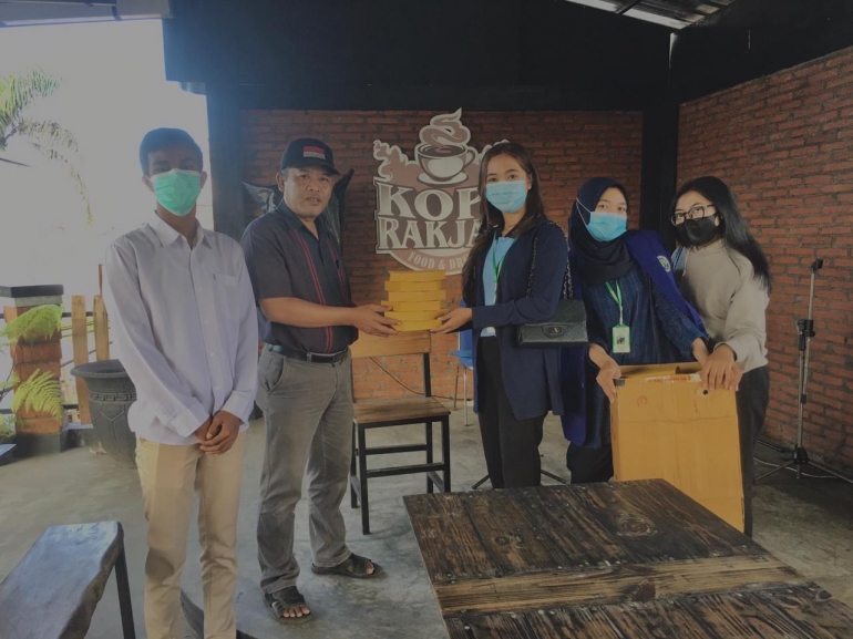 Dokpri/ Serah Terima Lampion dari Mahasiswa KKN UM ke Manajer BUMDes Caf Rakjat