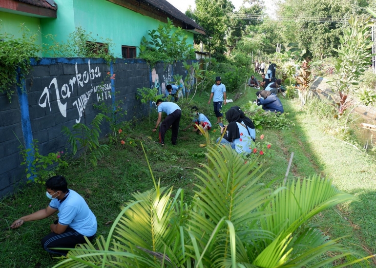 Gotong royong membersihkan taman desa - dokpri (18/07)