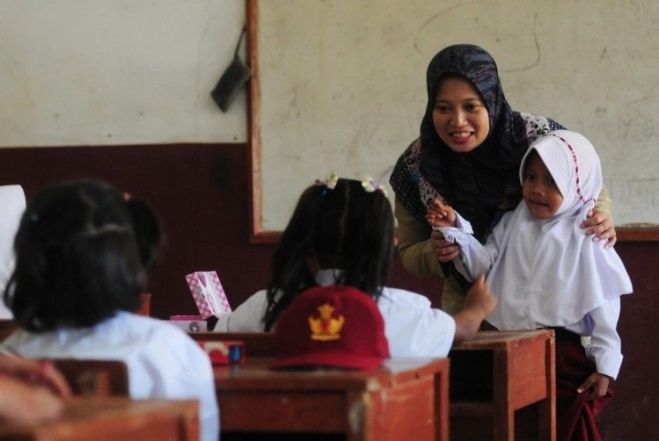 Gambaran seorang guru sedang mengajar di depan kelas (republika.com)