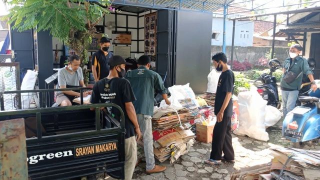 Pemilahan sampah di Bank Sampah Srayan Makarya Purwokerto. | Dokpri