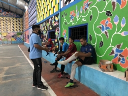Pemberian pelatihan mengenai teknik dan peraturan olahraga futsal yang disampaikan oleh Moh Ali Fahmi