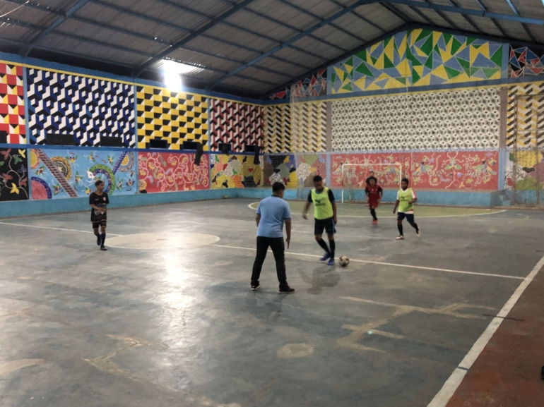 Latihan futsal yang diikuti oleh remaja di Desa Teja Timur-Pamekasan