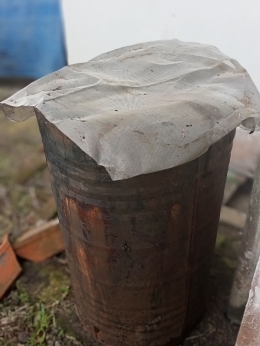 Drum bekas aspal sebagai penampung air hujan (dokumen pribadi)