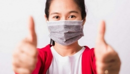 Memakai masker sebagai langkai preventif pemularan Covid-19 (sumber: bebaspedia.com)