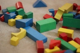Aneka komponen permainan Building Blocks | Sumber gambar: Pixabay.