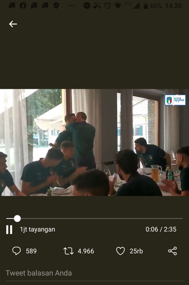 Suasana kebersamaan Tim Gli Azzurri di luar lapangan hijau. Sumber gambar tangkapan layar video akun twitter Roberto Mancini @robymancio
