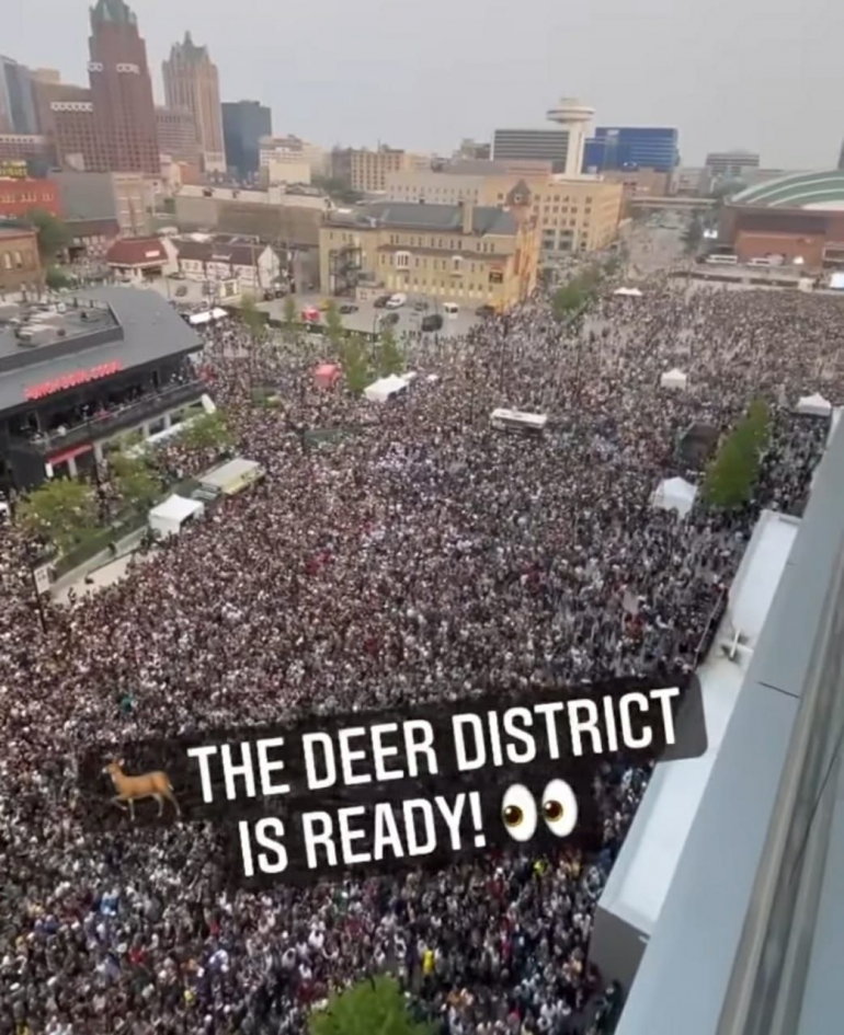 Ribuan orang berkumpul di Deer District menyaksikan final NBA (Gambar: instagram @nbaindonesia)