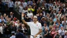 LONDON, ENGLAND - JULY 05: Roger Federer of Switzerland celebrates victory after winning his Men's Singles Fourth Round match against Lorenzo Sonego of Italy during Day Seven of The Championships - Wimbledon 2021 at All England Lawn Tennis and Croquet Club on July 05, 2021 in London, England. (Photo by Clive Brunskill/Getty Images)
