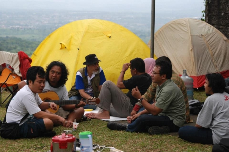 Kumpul Anggota Lawalata IPB berbagai angkatan pada tahun 2010 di Cijeruk, Kabupaten Bogor (dokpri)