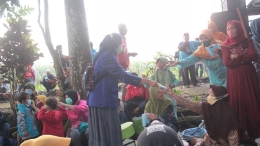 Kegiatan Pembagian Masker kepada Warga Dusun Semanding (Sumber: Dokumentasi pribadi)