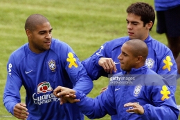 Adriano dan Roberto Carlos memiliki tendangan mematikan di game PES. Sumber: Getty Images/ ANTONIO SCORZA 