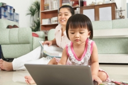Pengasuh Yang Tengah Menjaga Anak. Sumber Situs The Asian Parent