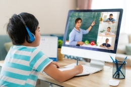 Ilustrasi anak sedang mengikuti pembelajaran daring. Sumber: SHUTTERSTOCK/Travelpixs via Kompas.com