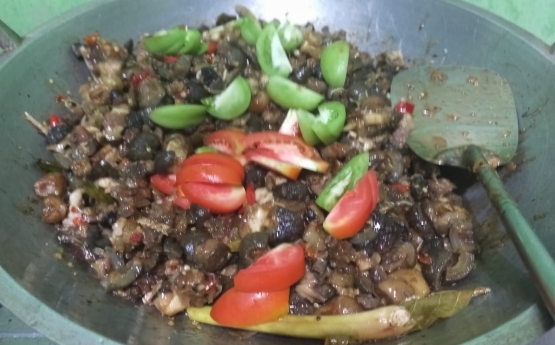 Gambar 7, finishing taburkan irisan tomat. aduk sebentar dan matikan kompor (Foto: Siti Nazarotin)