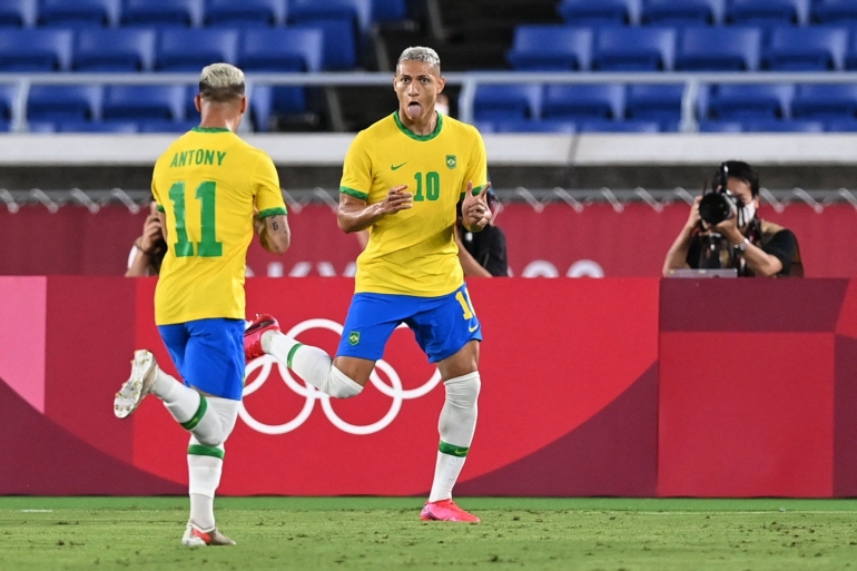 Pemain Brasil U23 Antony Santos dan Richarlison Selebrasi Gol . Sumber : trendsmap.com