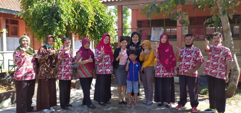 Pendidikan Sarat Cinta di Desa - Dokpri Nita Kris Noer
