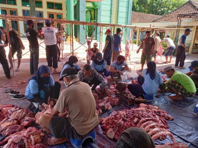 Gambar 3 Prosesi Penyembelihan hewan qurban di Masjid Zainuddin Dusun Keben Desa Cangkringsari Sidoarjo (Dokpri)