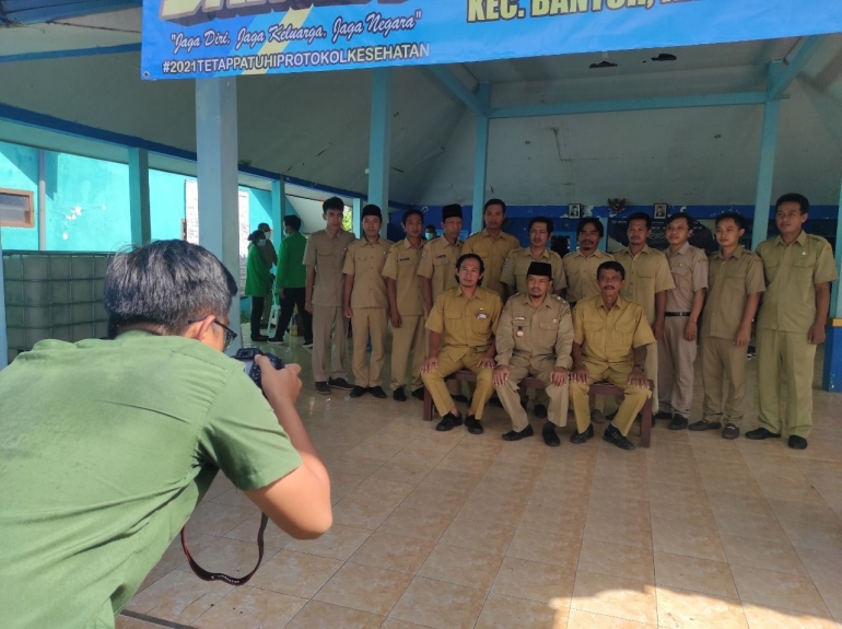 Kegiatan pengambilan foto perangkat desa bersama KKN desa Sumberbening (Minggu, 27/06/2021) / dokpri